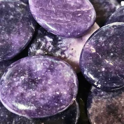 Galet en Lépidolite
