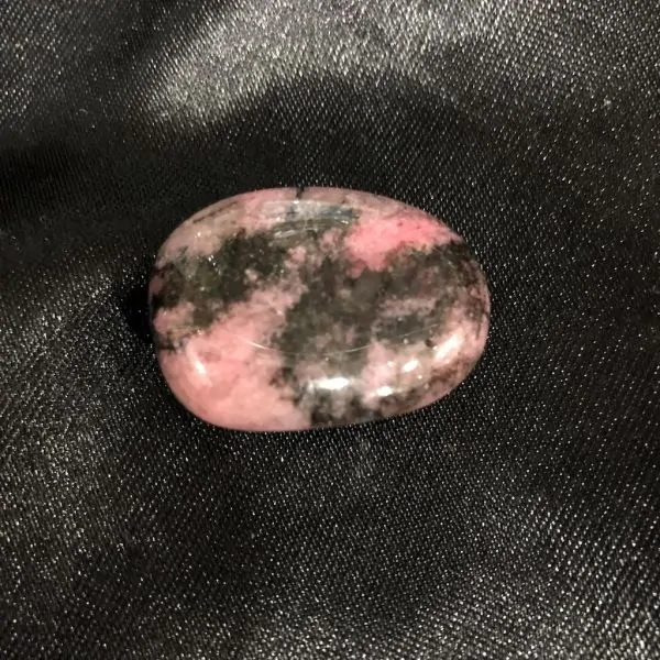 Pierre roulée en rhodonite | Dans les Yeux de Gaia