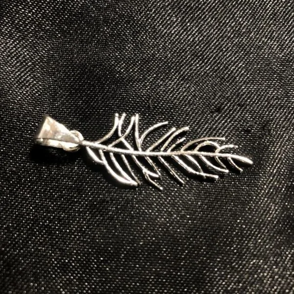 Pendentif Plume métal argenté | Pendentifs en Minéraux | Dans les yeux de Gaïa