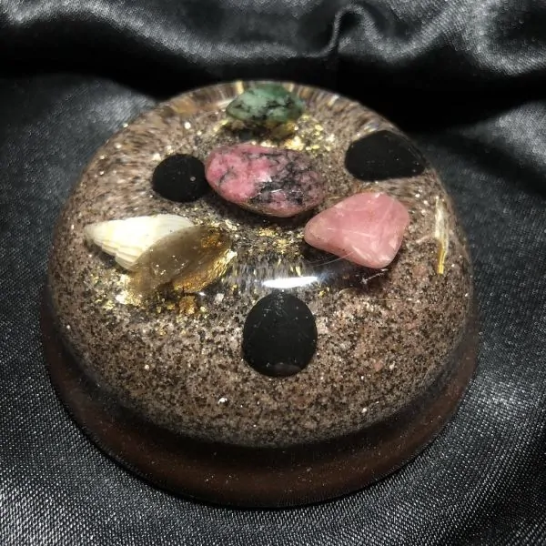 Pyramide Orgonite 7 Chakras : Équilibre Énergétique et Protection - Dans les Yeux de Gaïa