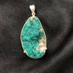 Pendentif en Dioptase serti en Argent 925 - Photo 1 | Dans les Yeux de Gaia