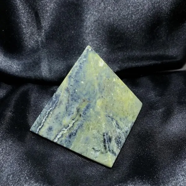 Pyramide en Serpentine | Minéraux de collection | Dans les yeux de Gaïa