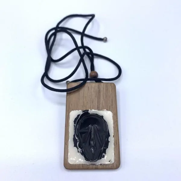 Figure Chamanique en Obsidienne sur Bois -1 | Dans les yeux de Gaïa