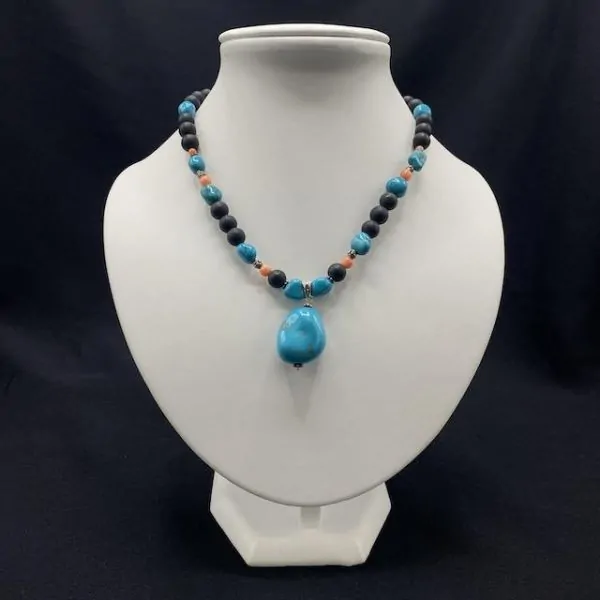 Collier en Howlite teintée et Onyx - Minéraux | Dans les yeux de Gaïa