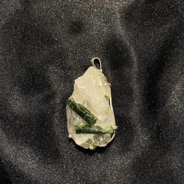 Pendentif Calcite et Tourmaline Verte Brute Serti sur Argent 925 -1