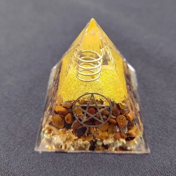 Mini Pyramide Orgonite Oeil de Tigre – Bouclier Énergétique, Force Intérieure, Protection Spirituelle | Dans les Yeux de Gaïa