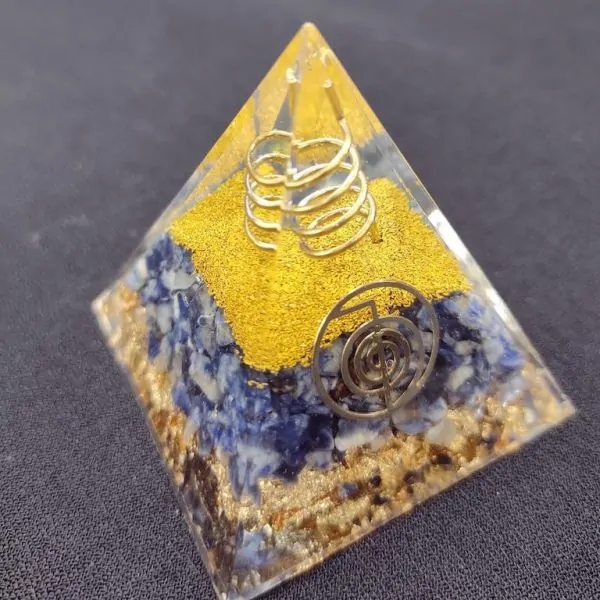 Mini Pyramide Orgonite Sodalite – Protection Énergétique, Intuition, Lithothérapie | Dans les Yeux de Gaïa