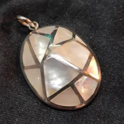 Pendentif en argent et nacre