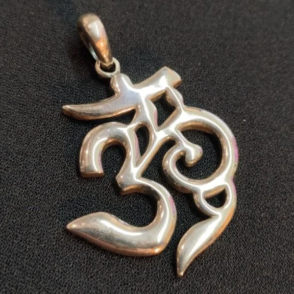 Pendentif Aûm en argent | Pendentifs en Minéraux | Dans les yeux de Gaïa
