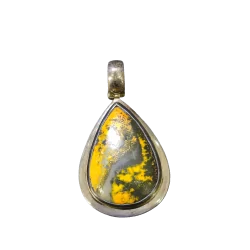 Pendentif en Orpiment monté sur Argent 925 | Pendentifs en Minéraux | Dans les yeux de Gaïa