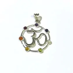 Pendentif en métal argenté Ôm et 7 chakras | Dans les yeux de Gaïa