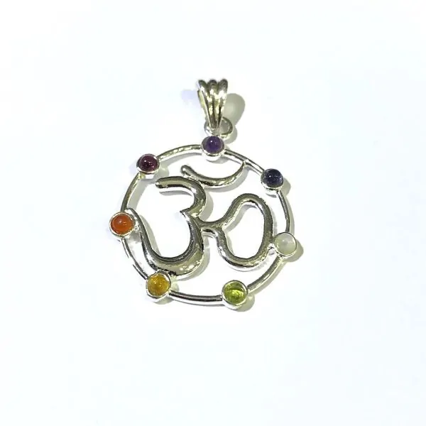 Pendentif en métal argenté Ôm et 7 chakras | Dans les yeux de Gaïa