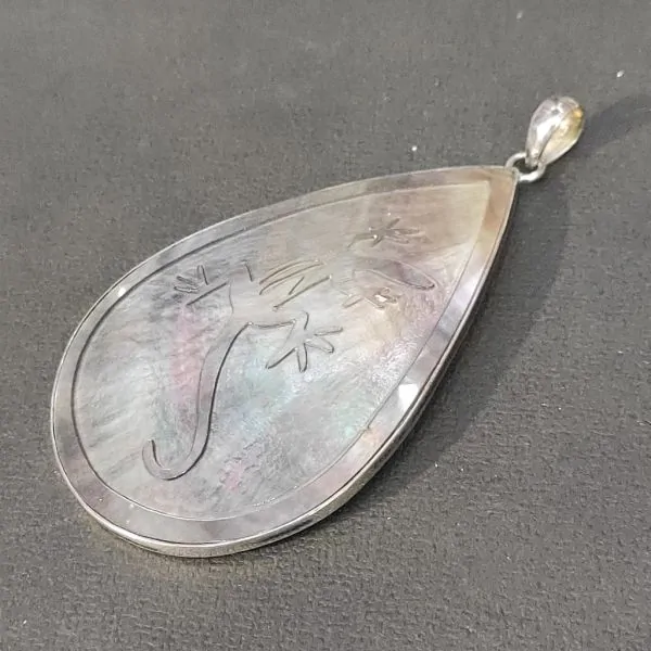 Pendentif Salamandre en argent et nacre -3| Pendentifs en Minéraux | Dans les yeux de Gaïa