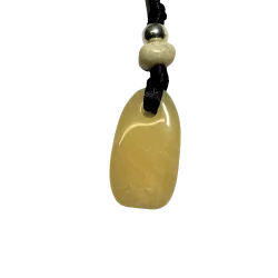 Pendentif Calcite Orange avec Cordon Noir vue de face | Dans les Yeux de Gaïa