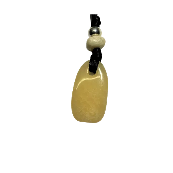 Pendentif Calcite Orange avec Cordon Noir vue de face | Dans les Yeux de Gaïa