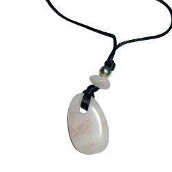 Collier en Quartz rose avec une perle métallique et un cordon noir | Dans les yeux de Gaïa