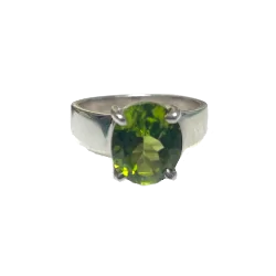 Bague en Péridot Facetté serti en Argent 925 1 | Dans les yeux de Gaïa