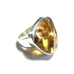 Bague en Ambre serti en...