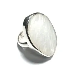 Bague en Scolécite sertie...
