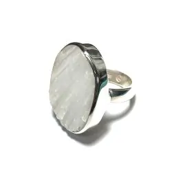 Bague en Scolécite sertie...
